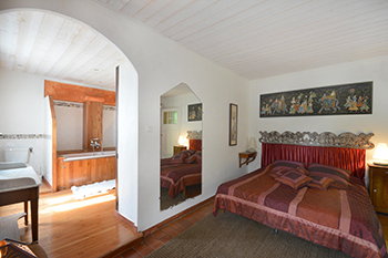 Chambre avec salle de bain et sauna
