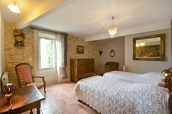 Chambre avec moustiquaire