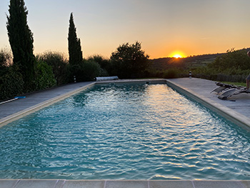 la piscine au coucher du soleil