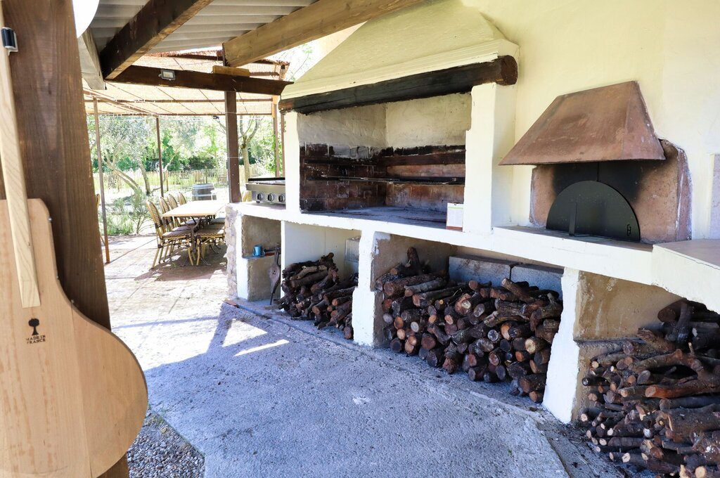 Cuisine d'été équipée avec barbecue et plancha