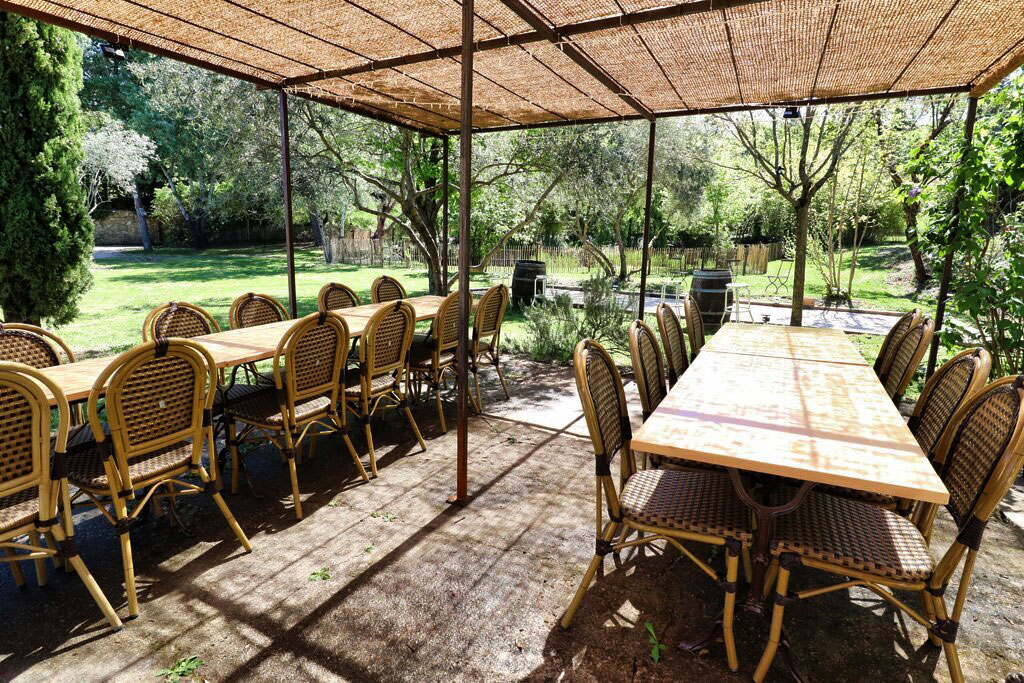 Espace repas ombragé de la cuisine d'été