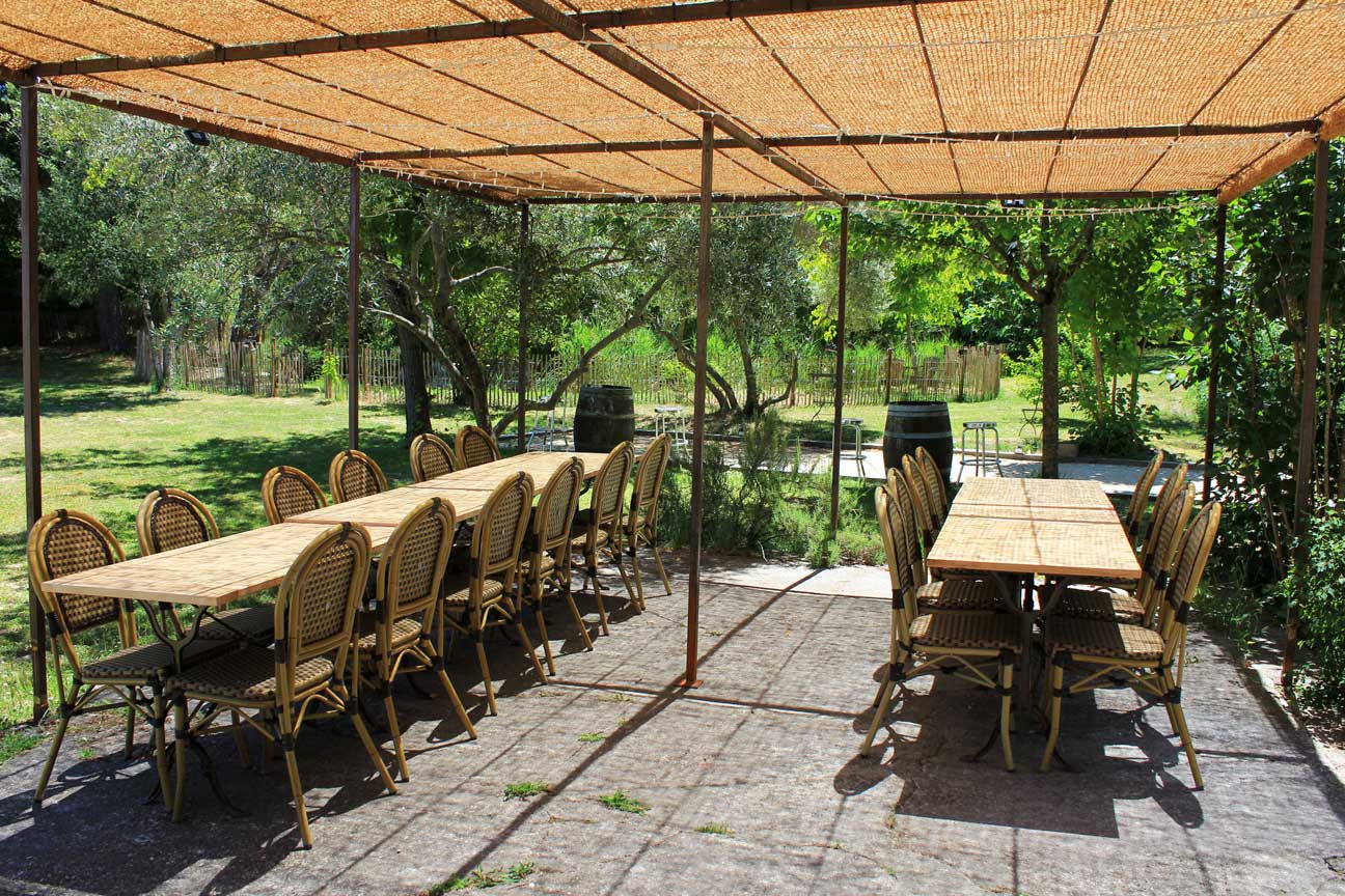 Table conviviale sous la treille ombragée
