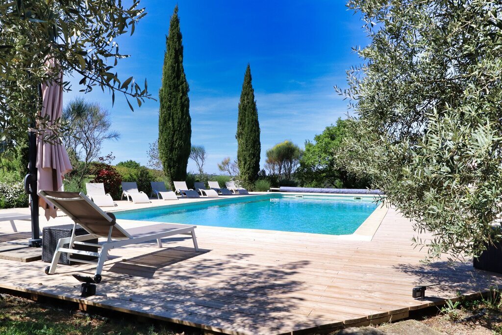 Terrasse de la piscine avec bains de soleil