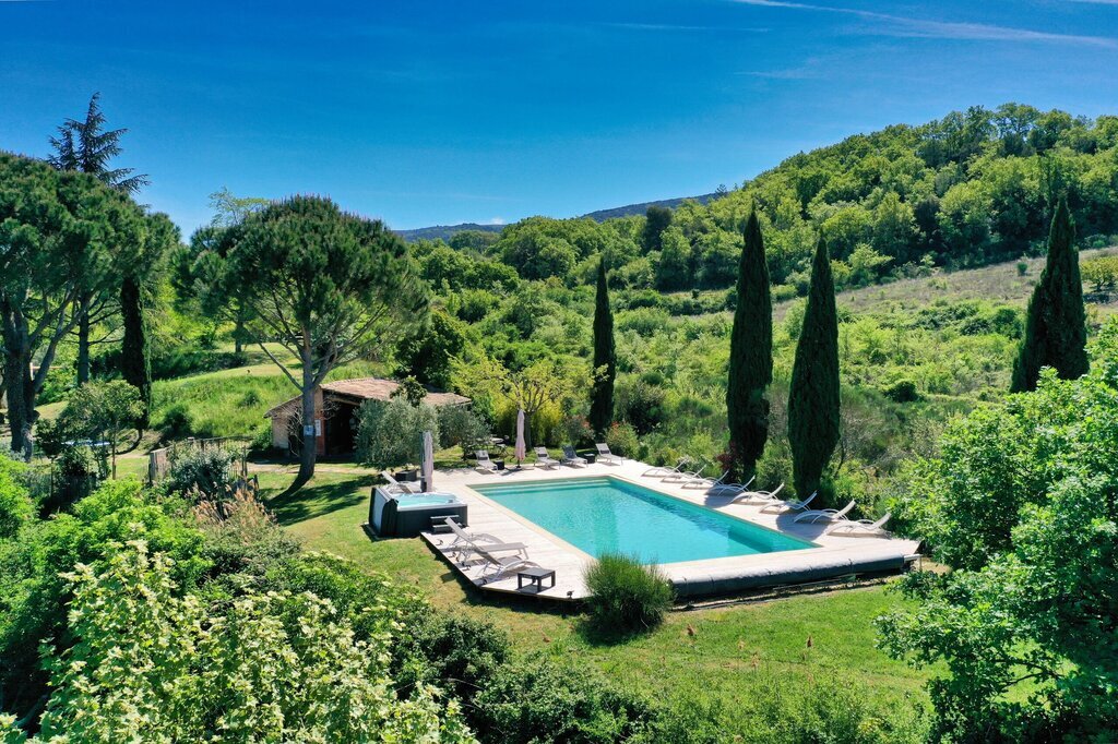 Vue sur la piscine et son environnement provençal