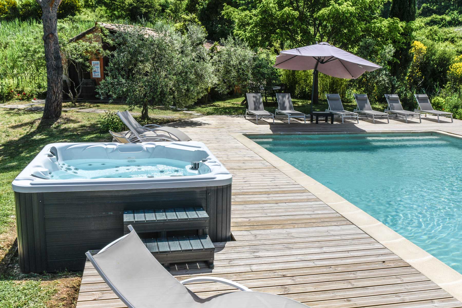 Espace piscine clôturé et sécurisé