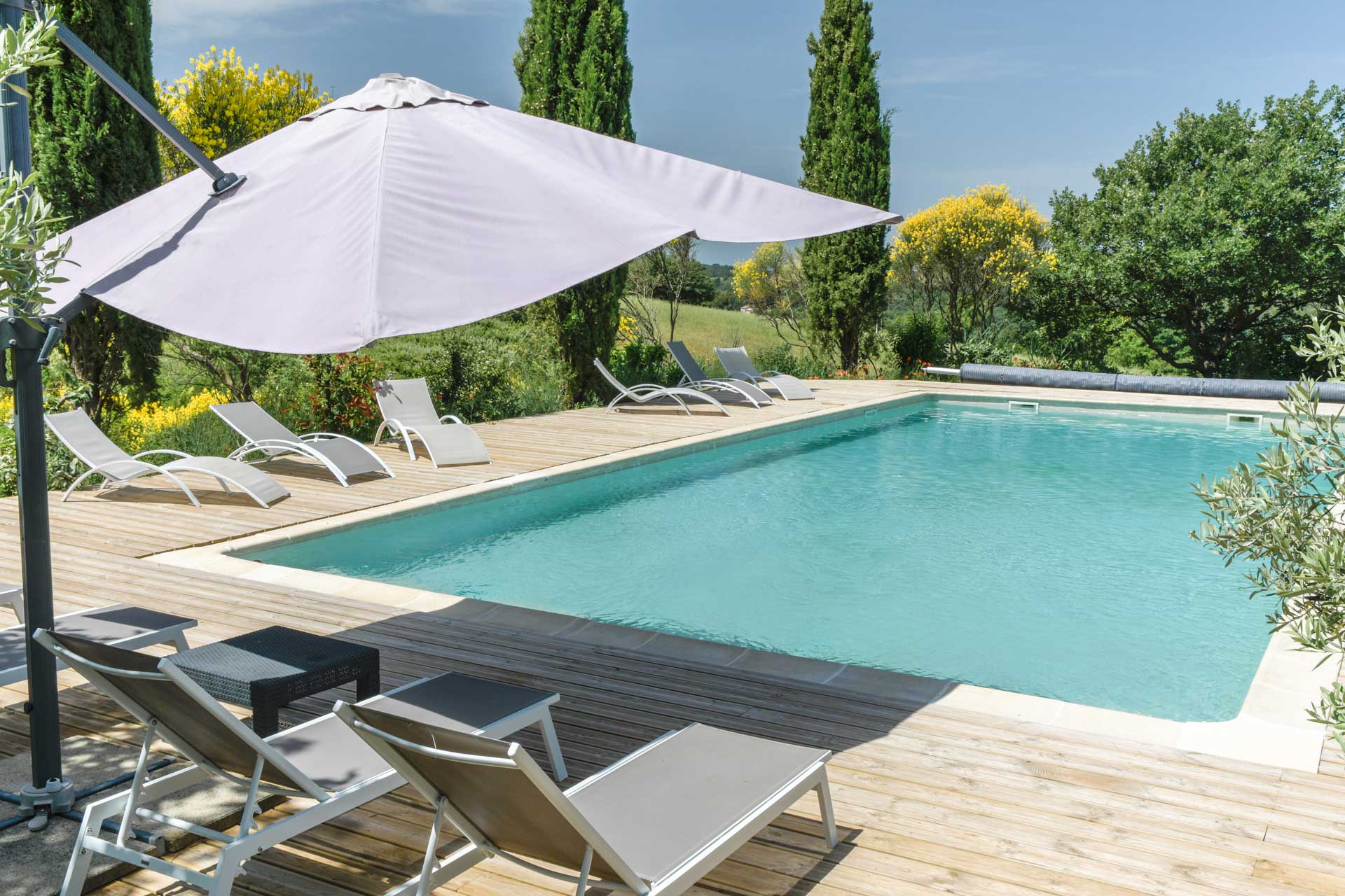 Bains de soleil autour de la piscine