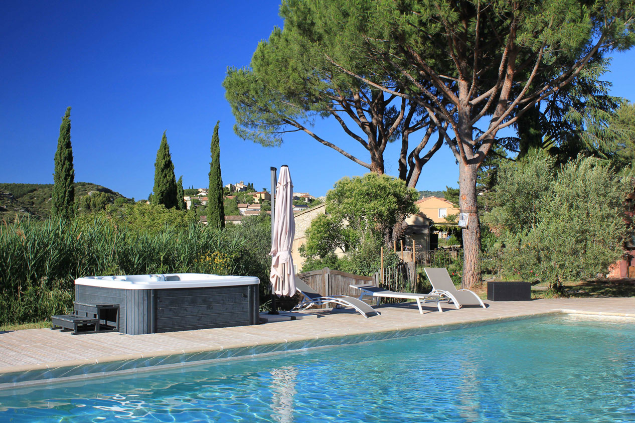Piscine et jacuzzi côte à côte