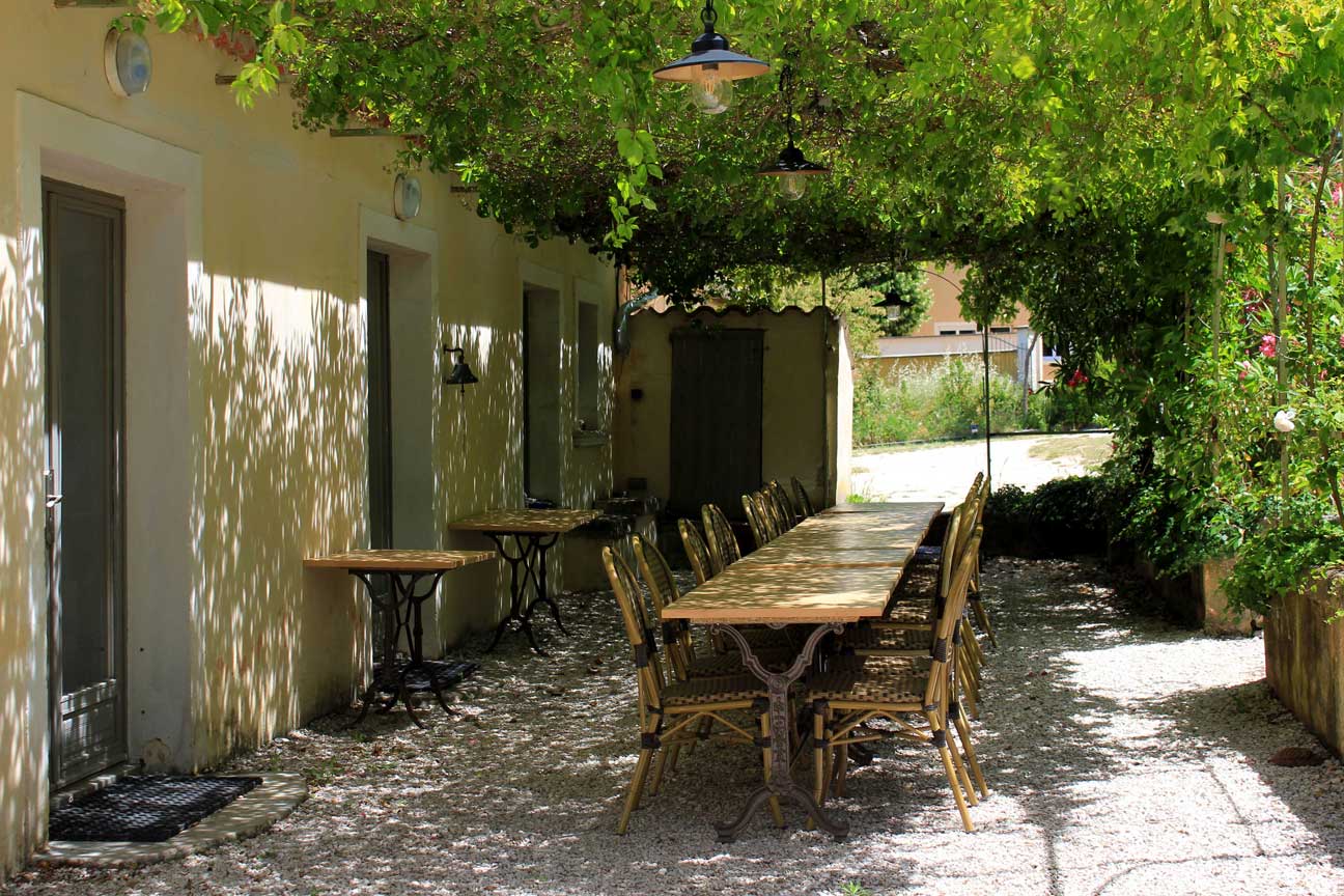 Espace repas sous la treille