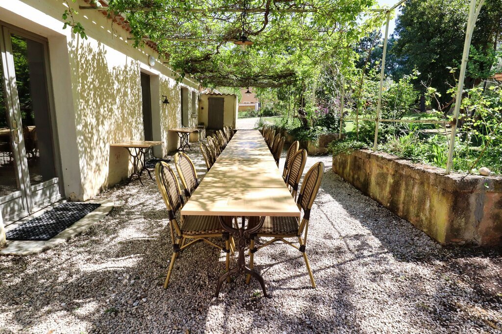 Grande table conviviale sous la treille