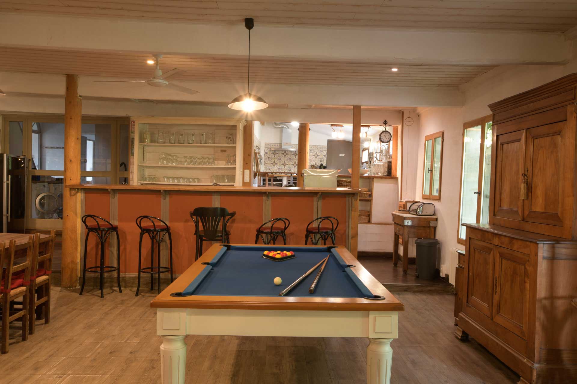 Table de billard et bibliothèque