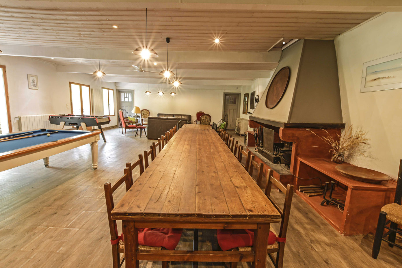 Salle à manger du gîte Ventoux avec cheminée