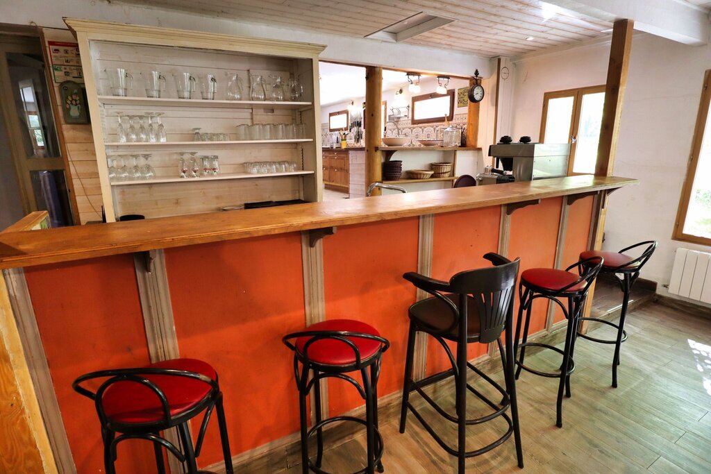 Salle à manger pouvant accueillir 20 personnes