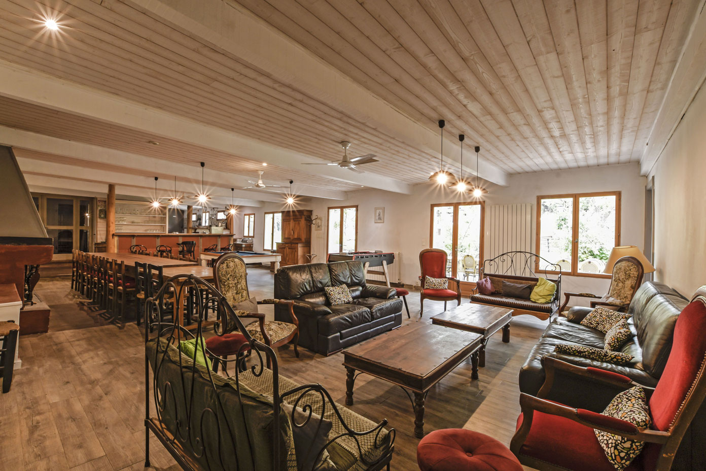 Salon avec TV et Wi-Fi du gîte Ventoux