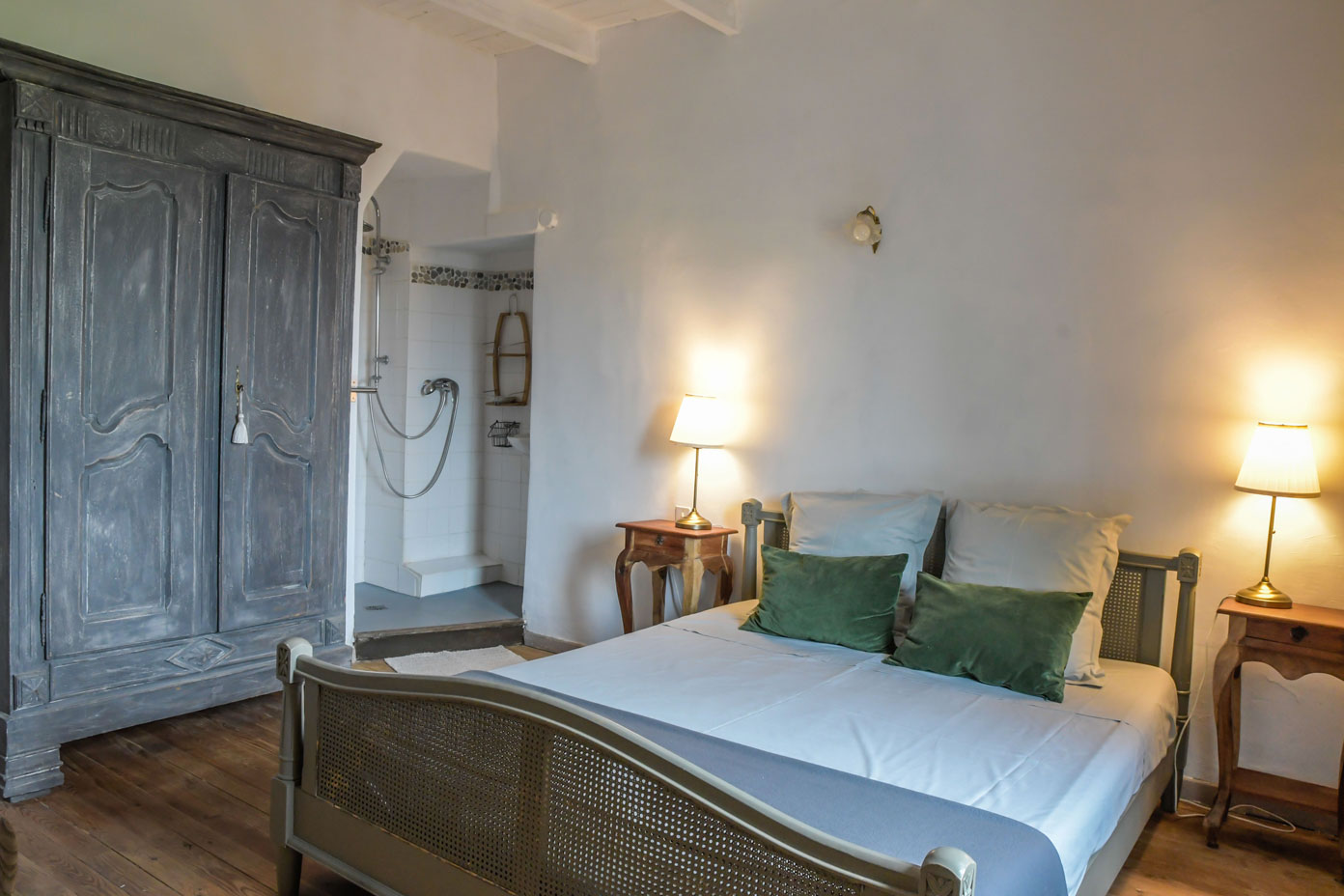 Salle de bain douche de la chambre Sarriette