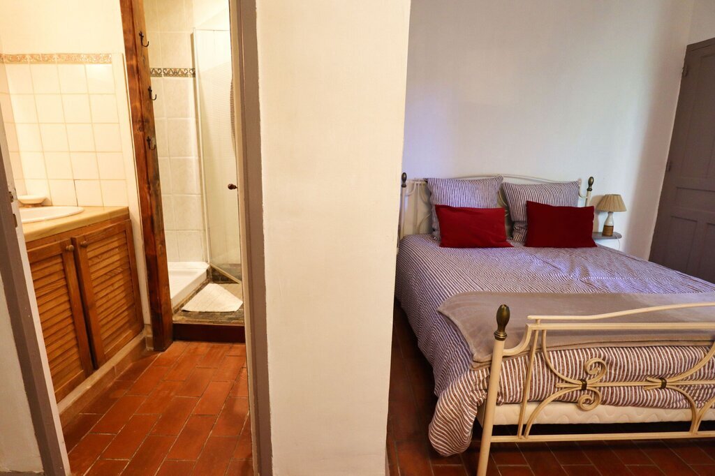 Salle de bain douche de la chambre Figuier