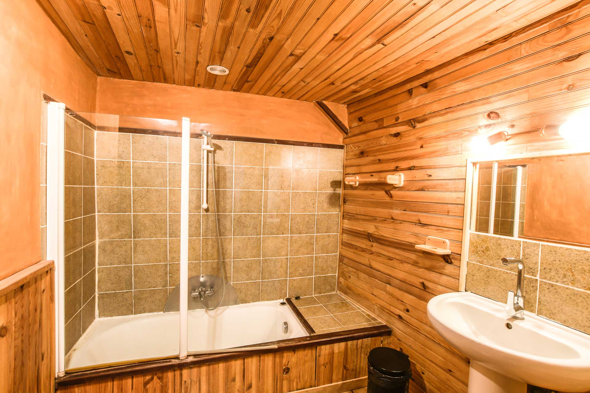 Salle de bain baignoire de la chambre Cyprès