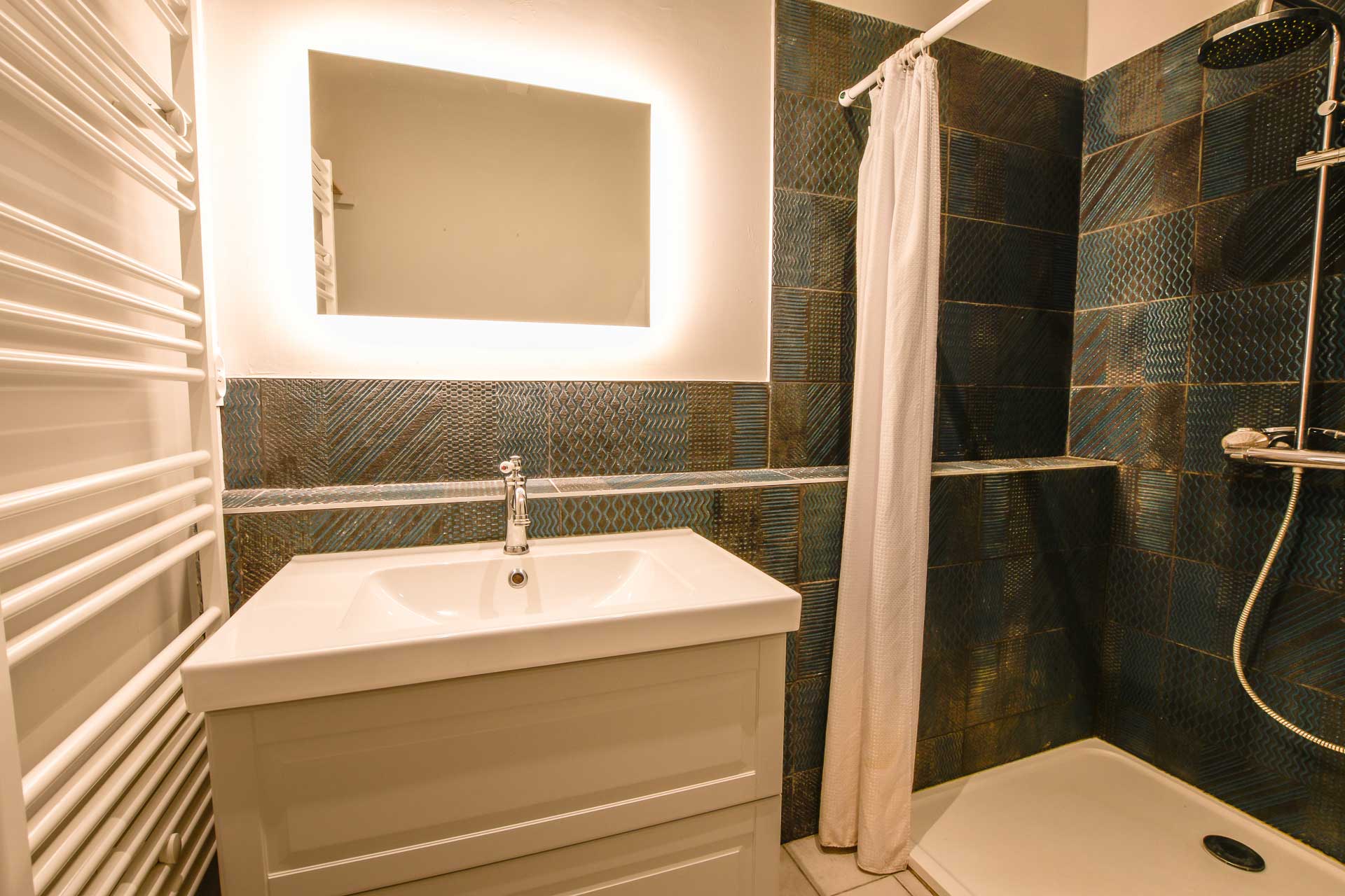 Douche commune des chambres Cerisier et Olivier