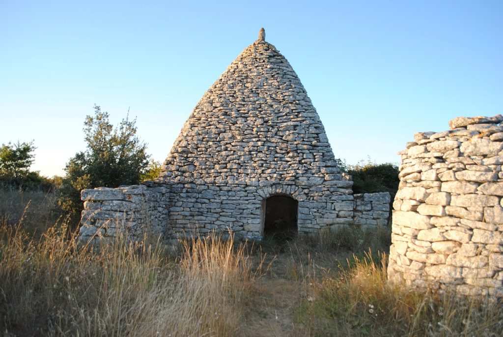 Borie en pierre sèche typique du Luberon